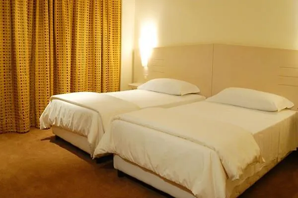 Nicotel Pineto فندق